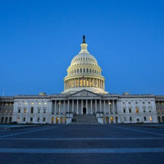 Fitch podría bajar calificación de la deuda de EU