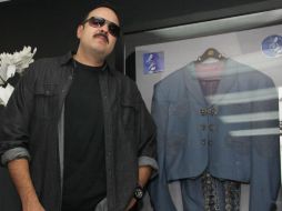 El disco contiene una selección de éxitos de Fernández y que son canciones con las que Aguilar inició sus presentaciones en público. EFE /