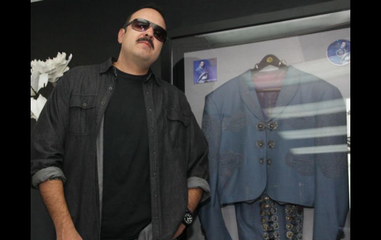 El disco contiene una selección de éxitos de Fernández y que son canciones con las que Aguilar inició sus presentaciones en público. EFE /