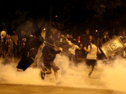 Registran enfrentamientos entre grupos de anarquistas y la policía de Brasil. EFE /