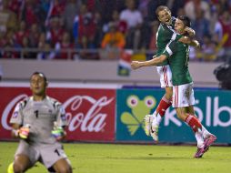 Peralta y Hernández celebran la anotación del empate frente a Costa Rica. MEXSPORT /