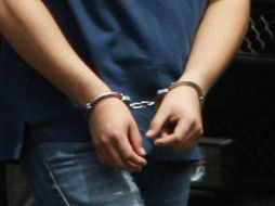 Los policías detuvieron al agresor tras una persecución. ARCHIVO /