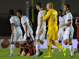 Los jugadores de EU salen del campo ante el llanto de un jugador panameño al finalizar el partido. AFP /