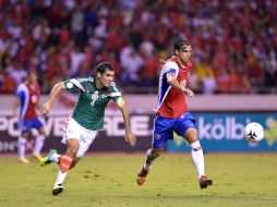 Rafael Márquez (izq) sabe que el plantel mexicano tiene que mejorar para llegar al Mundial. AFP /