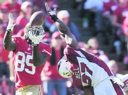 Vernon Davis atrapa un envío, el cual convirtió en un pase de anotación de 35 yardas, ante la deficiente cobertura de Yeremiah Bell. AP /