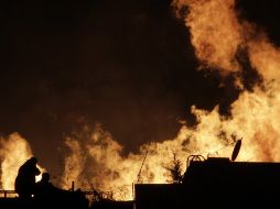 Elementos del cuerpo de bomberos combaten el incendio producido por la explosión. NTX /