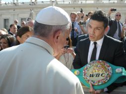 Este es el momento en que Sergio otorga a Su Santidad, uno de sus tesoros. AFP /