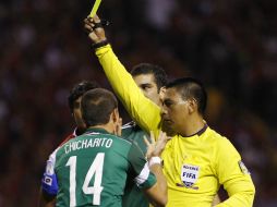 La tarjeta amarilla que vio Hernández le impedirá jugar el primer partido en Oceanía. AP /