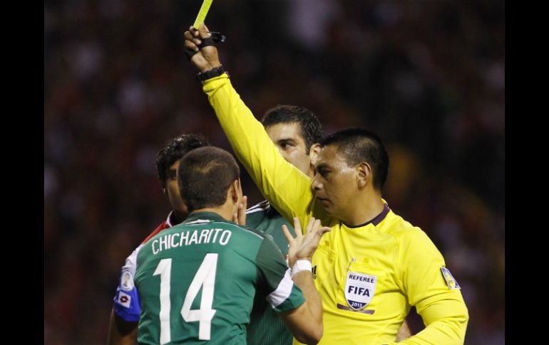 La tarjeta amarilla que vio Hernández le impedirá jugar el primer partido en Oceanía. AP /