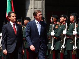 El Presidente Peña Nieto (i) pasa lista a los destacamentos militares a lado del ministro Pedro Passos (d). EFE /