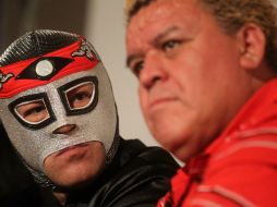 Nieves y sus hermanos formaron parte de Los Brazos. Aquí con Octagón. ARCHIVO /