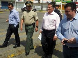 El Mayor Trinidad López Rivas y Arturo Zamora (al centro) caminan por la zona evacuada por la fuga. ESPECIAL /
