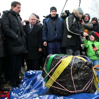 Hallan posible fragmento de meteorito que estalló sobre Rusia