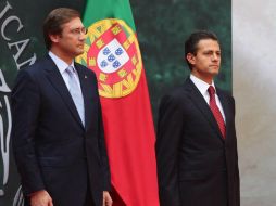 Enrique Peña Nieto (d) durante la recepción del ministro Pedro Passos (i) en Palacio Nacional. EFE /