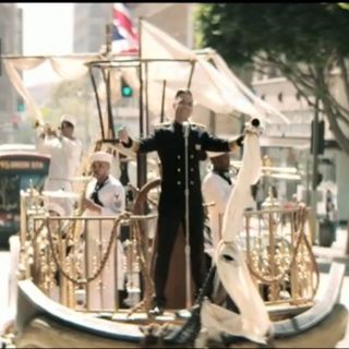 Como capitán, Robbie Williams estrena video