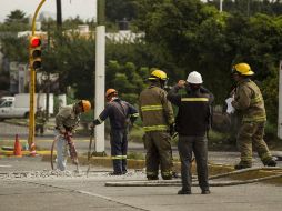 Se espera a que fragüe el concreto con el que se reparó la fuga de gas.  /