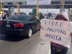 Los maestros levantan plumas y evitan que los automovilistas pagaran su cuota en la caseta conocida como La Venta. SUN /
