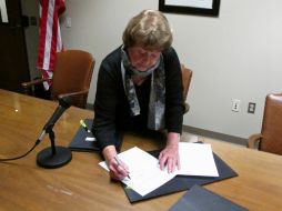 Sharon Foster firma el reglamento de la legalización de la mariguana en el estado.  /