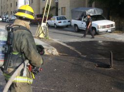 Bomberos realizan medidas preventivas en la zona.  /