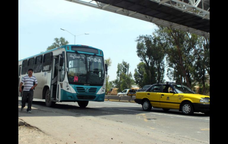 Hay diversas rutas del servicio subrogado que circulan por Periférico que dicen no han sido informadas del tema del BRT. ARCHIVO /