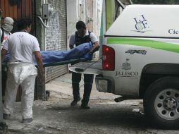 Camilleros del Semefo acuden a la finca para levantar el cadáver del delincuente fallecido. ESPECIAL /