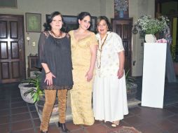 CON LA FUTURA ESPOSA. Volga de Álvarez del Castillo, Victoria Garza y Claudia Gallo.  /