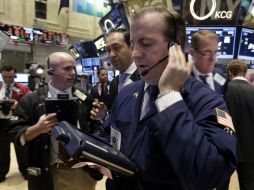 El Dow Jones bajó dos puntos para quedar en 15 mil 371, afectado por los descensos en las acciones de IBM. AP /