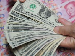 El debilitamiento del dólar se originó como consecuencia de la firma del acuerdo para elevar el techo de deuda de EU. ARCHIVO /