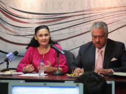 La diputada Idolina Cosío y el diputado Jaime Pietro hacen el anuncio del foro. Imagen de @LegislativoJal. ESPECIAL /