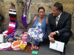 Ella es María Trinidad Murillo Herrera, un gran ejemplo de vida, tiene un gran talento para tejer con sus pies, escribió Zamora. ESPECIAL /