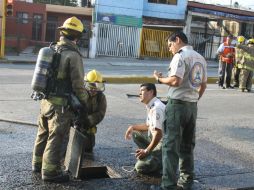 Elementos de Protección Civil tuvieron que revisar alcantarilla por alcantarilla para encontrar el origen de la fuga. ARCHIVO /