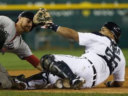 El receptor de Tigres Brayan Peña (d) choca con el árbitro de tercera base Rob Drake (i) y no alcanza a ponchar a Will Middlebrooks (c) EFE /