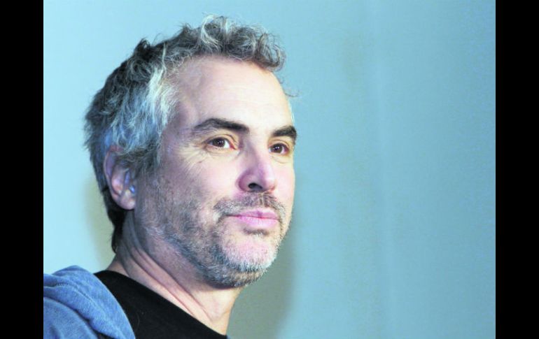 Alfonso Cuarón se ha acercado a un grupo de colaboradores, con quienes dirime su trabajo y la forma de ejecutarlo. AP /