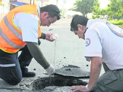 Patria y Cruz del Sur. Personal de Protección Civil monitorea una de las alcantarillas ubicada en la zona de riesgo.  /