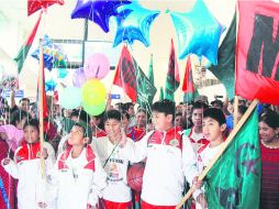 Colorido. Con cánticos, globos y vítores fueron recibidos los niños en el aeropuerto. AFP /