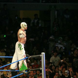 La afición se le entrega a Rey Mysterio y Sin Cara
