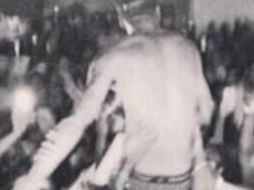 El joven aparece en la fiesta de Usher, sin playera y encima de sus empleados. ESPECIAL /