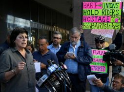 Los trabajadores iniciaron la huelga en demanda de aumento salarial al cumplirse el plazo para un nuevo contrato colectivo. AP /