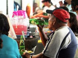 Habrá impuesto de un peso por cada litro a las bebidas endulzadas con azúcar, como es el caso de los refrescos. ARCHIVO /