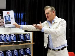 El provocador cantante muestra su autobiografía durante una firma de libros convocada en un centro comercial de Gotenburg. EFE /
