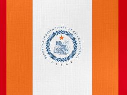 La bandera de la ''República de Baja Californa'', compuesta por los colores rojo, naranja y blanco y el escudo con un borrego cimarrón. ESPECIAL /