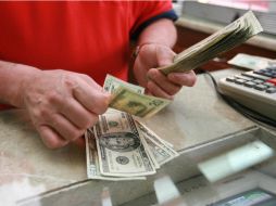 El dólar se debilitó al cierre de esta semana. ARCHIVO /