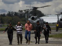 Los detenidos, Antonio Pompa y Wilmar Anavisca, fueron trasladados vía aérea a la capital guatemalteca para ser llevados ante un juez. EFE /