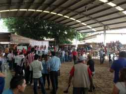 Entre los asistentes a la firma de autógrafos de Chivas, un aficionado reclamó el mal accionar del equipo.  /