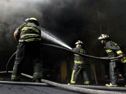 Reportes policiales señalan que en el lugar trabaja personal del Heroico Cuerpo de Bomberos para sofocar el fuego. ARCHIVO /