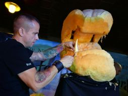 Las calabazas son un ´material genial para trabajar´, dijo el maestro tallador, Ray Villafane. AFP /
