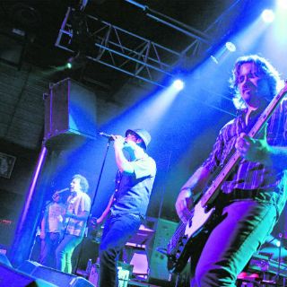 Más iluminados que nunca:   Los amigos invisibles