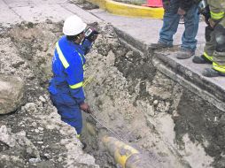 Punto de la fuga. Personal localiza el sitio exacto donde se originó el derrame de gas natural en la zona de Cruz del Sur. ESPECIAL /