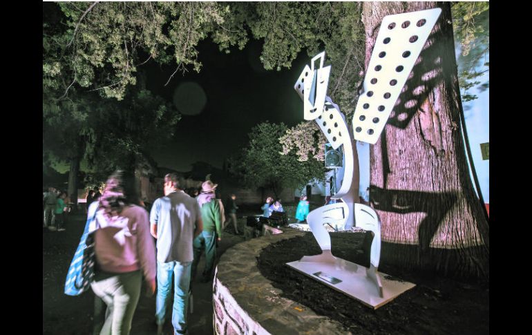 Los asistentes al festival pasan frente a la escultura ''Ángel Blanco'', una pieza que se suma al Jardín Escultórico de Tapalpa.  /