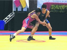 Los luchadores Armando Reynoso e Iván González pusieron en marcha el torneo.  /